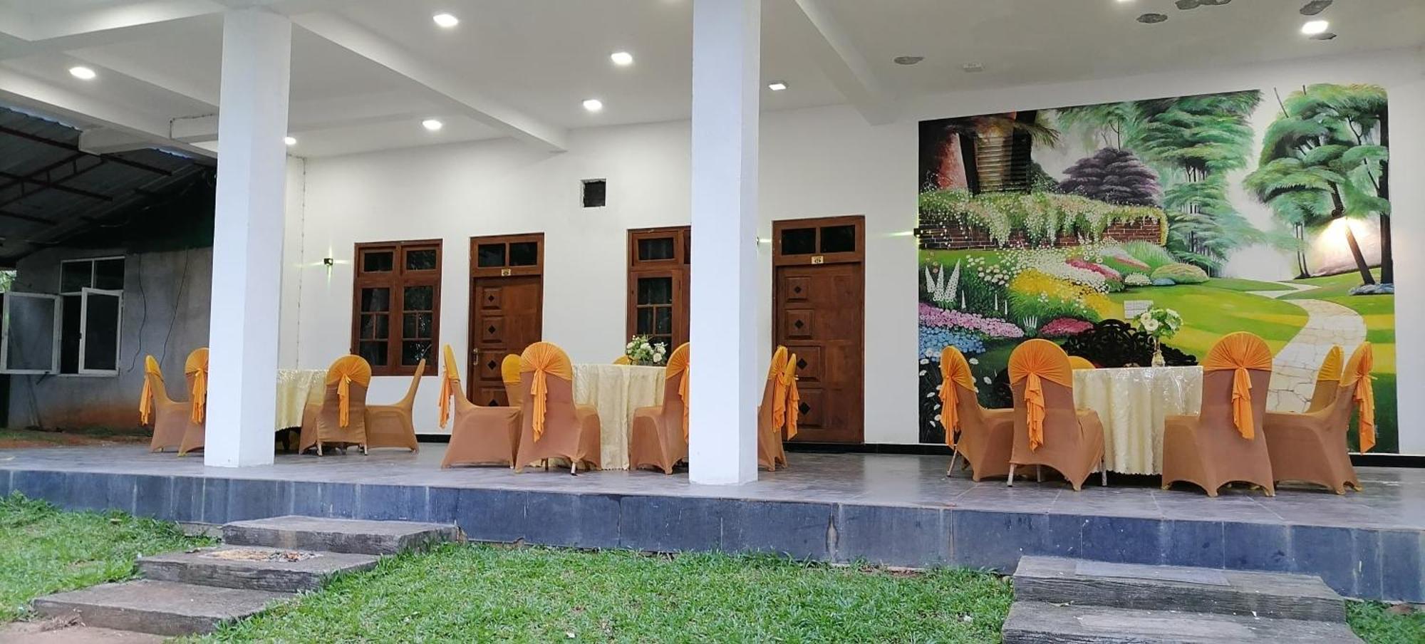 Avanya Hotel And Reception Hall Angunakolapelessa Luaran gambar