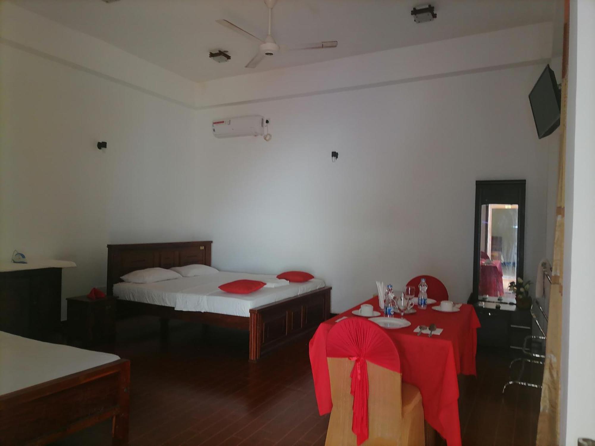 Avanya Hotel And Reception Hall Angunakolapelessa Luaran gambar