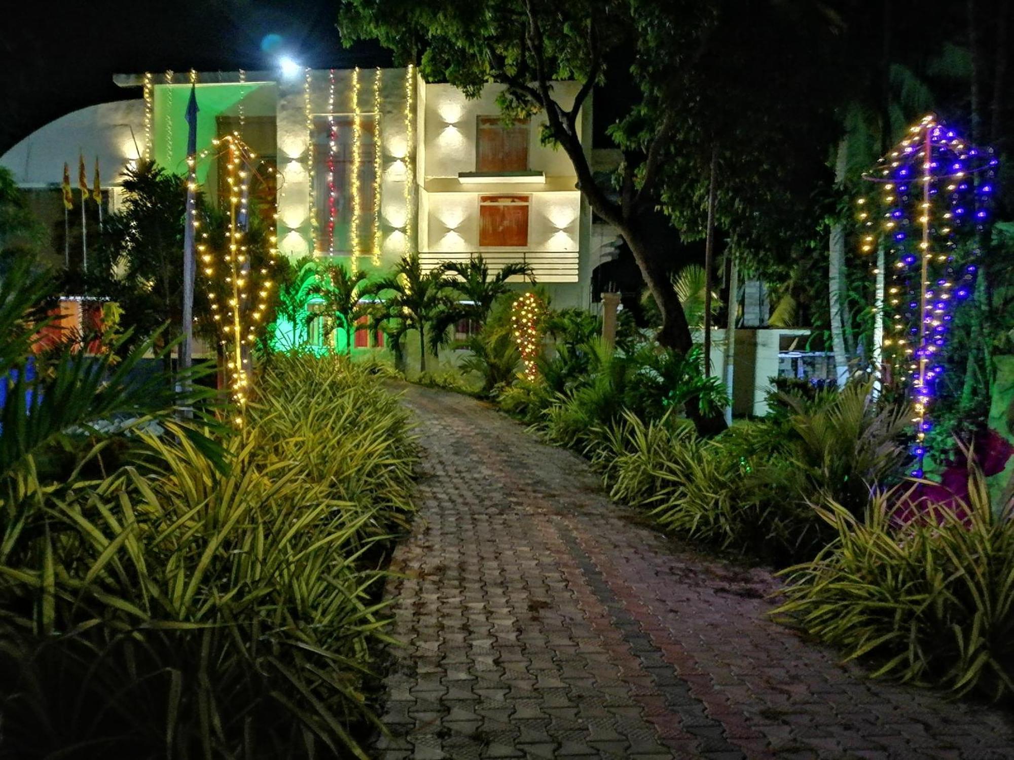 Avanya Hotel And Reception Hall Angunakolapelessa Luaran gambar