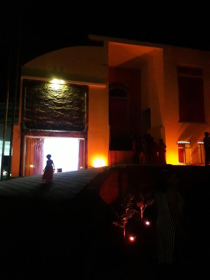 Avanya Hotel And Reception Hall Angunakolapelessa Luaran gambar