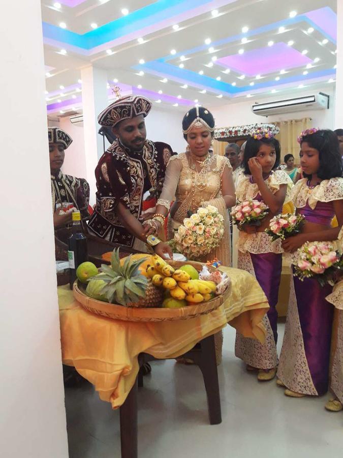 Avanya Hotel And Reception Hall Angunakolapelessa Luaran gambar