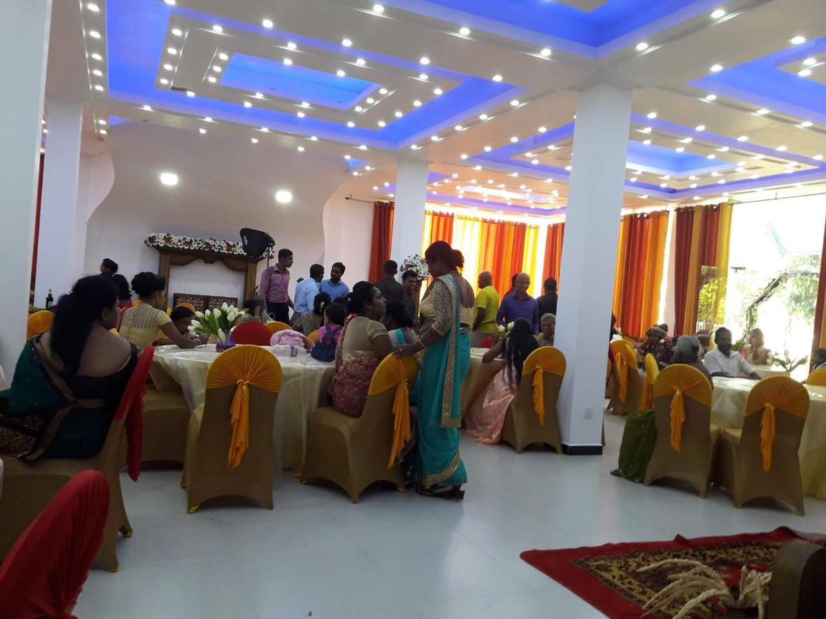 Avanya Hotel And Reception Hall Angunakolapelessa Luaran gambar